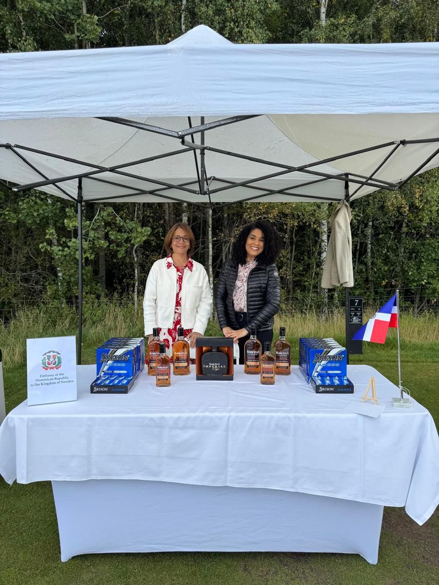 La Embajada de República Dominicana en Suecia y la Oficina de Promoción Turística participaron como co-patrocinadores en el Grand Open 2025, un exclusivo torneo de golf corporativo que tuvo lugar el pasado 21 de agosto en el prestigioso Haninge Golf Club, al sur de Estocolmo.