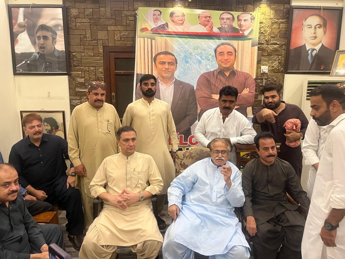 SyedAllahDinoS3's tweet photo. 24 Aug 2025
President PPP District Hyderabad MNA @TariqSJamotPPP Sb Accompanied With GS Ppp #WaseemRajput SVP #AzharSiyal Sb DIS @AnwarBulediPPP Congrats To New Elected Information Secretary Ppp Hyderabad #UmairMoulaBuxChandio at his Home Qasimabad.
#PPPSindhMeetup https://t.co/P8o0cArsQP