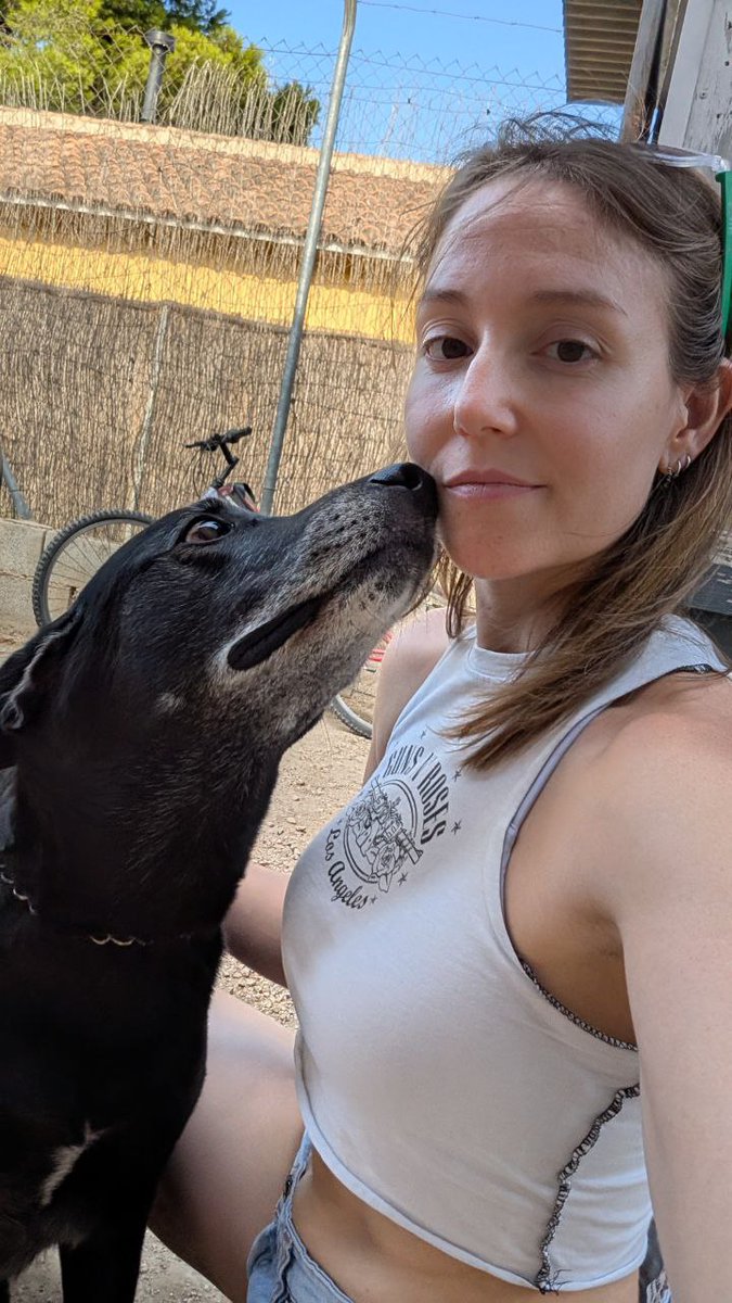 La piña (sí, la perra se llama Piña 😅)