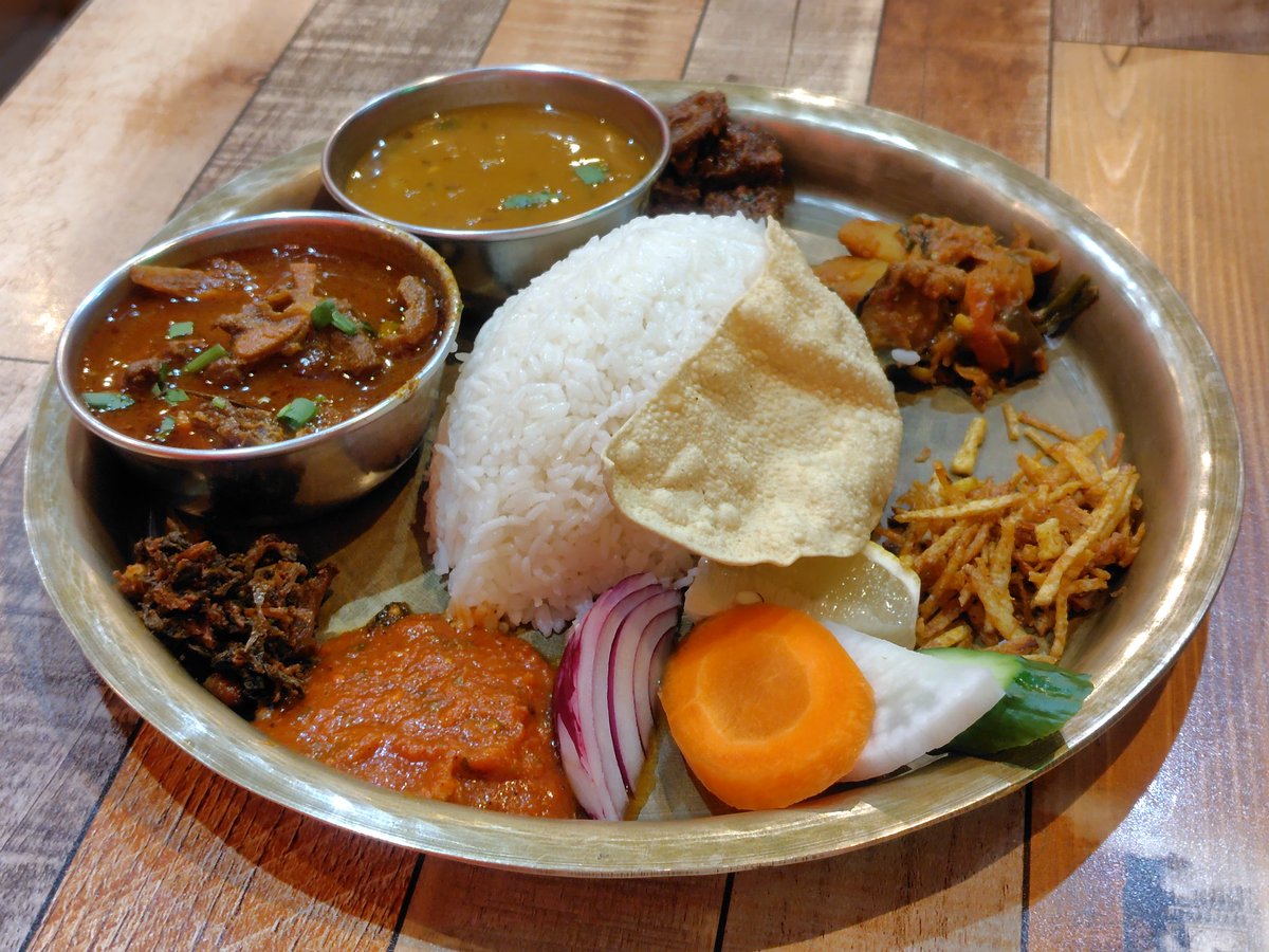 365curry's tweet photo. 海外在住の��人が一時帰国してて、カレー食べに行こう！となったので、ダルバート🇳🇵

ランチBセットで、カレーはポークでお願いしようとしたら食い気味で無いと言われたのでマトン🐖 https://t.co/ntecv4537S