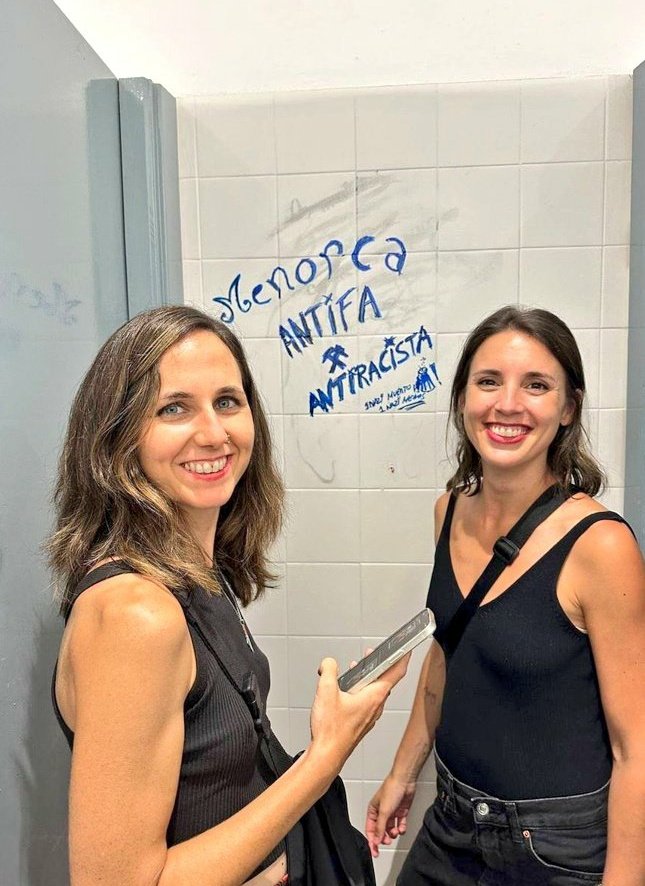 Para esos que dicen " tener carrera universitaria garantiza cierta inteligencia..."

Estas dos tienen