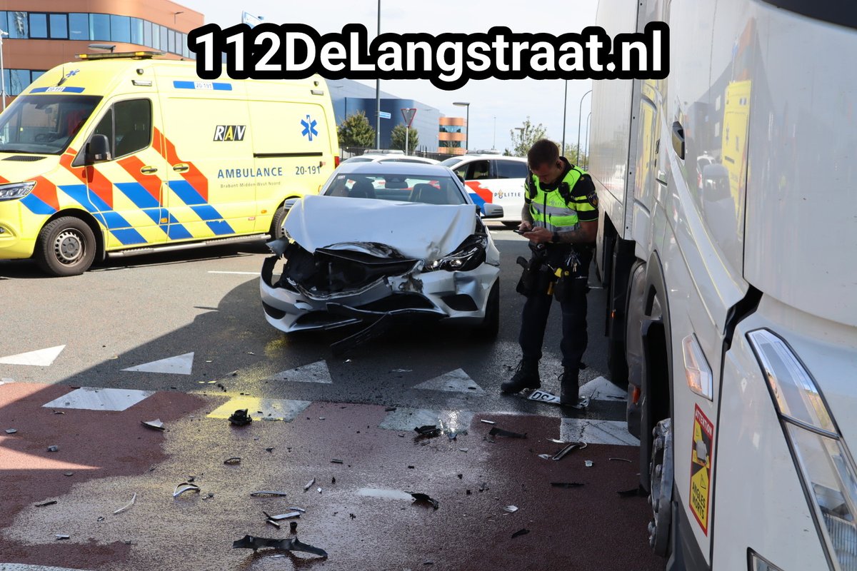 Aanrijding tussen vrachtwagen en auto op kruising in Waalwijk