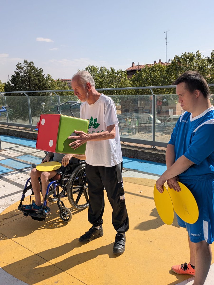 Por aquí seguimos disfrutando del verano y los amigos 🥰
Está mañana hemos ido a visitar a los compañeros de <a href="/AspaceSalamanca/">ASPACE Salamanca</a> y a jugar a su parchís gigante.
Que buen rato hemos pasado juntos 😘, gracias amigos.
<a href="/FundacionAfim/">Fundación Afim</a> Salamanca