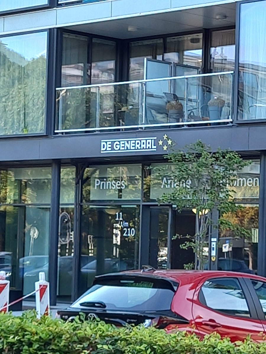 Denk je gewoon lekker ongestoord een wandeling te maken 😏😂 ..<a href="/DeGeneraal_NL/">De Generaal</a>