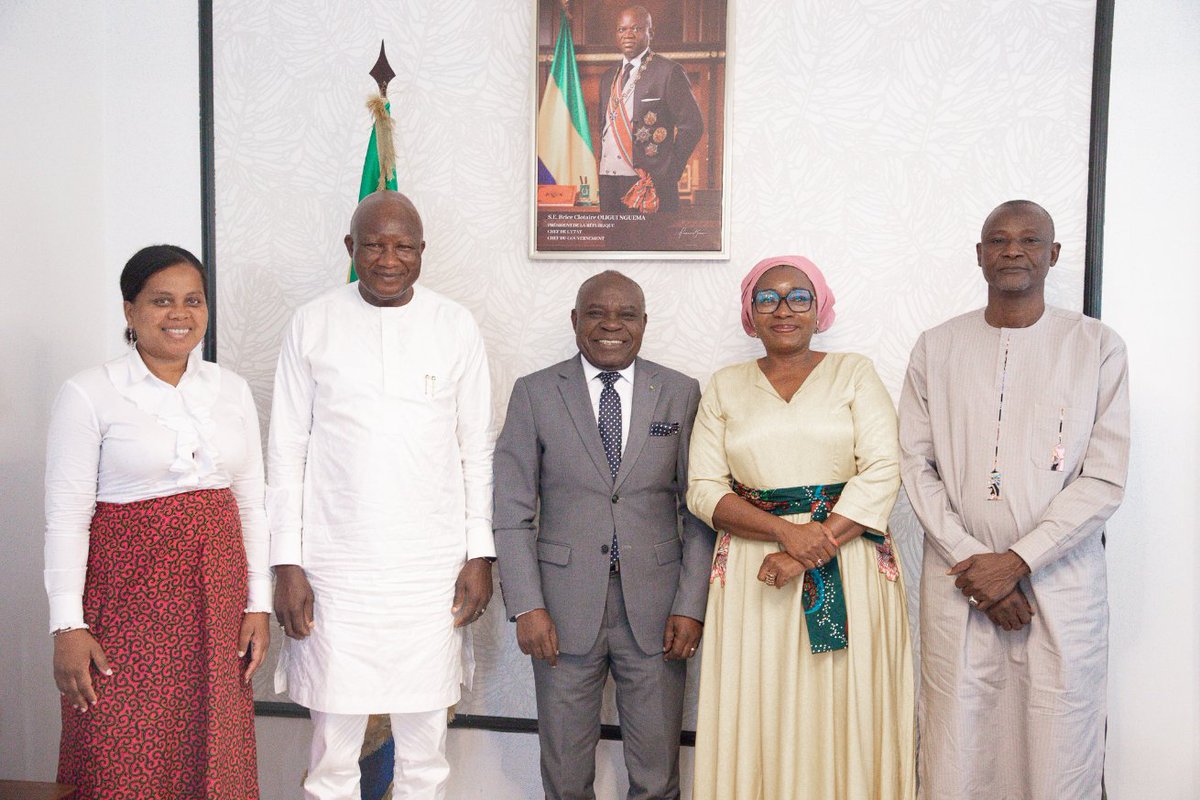 🤝La Représentante Résidente du PNUD a été reçue par M. Philippe Tonangoye, Ministre de l’Accès Universel à l’Eau et à l’Énergie.

🎯L'audience a permis de faire le point sur le Projet d'Investissement Prioritaire (PIP) dans l'Ogooué-Ivindo, financé par la Dotation Spéciale du