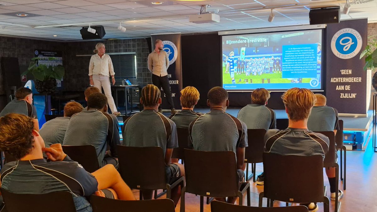 De Graafschap (@degraafschap) on Twitter photo Vandaag werd de selectie bijgepraat over <a href="/degraafschapMVO/">De Graafschap MVO</a>, onze maatschappelijke tak!
Wat doen we in de regio en hoe kunnen onze spelers daar hun steentje aan bijdragen, zodat er niemand aan de zijlijn blijft staan.
Ook dat is Samen D'RAN!
#VeurAltied #AchterhoekseTrots Vandaag werd de selectie bijgepraat over <a href="/degraafschapMVO/">De Graafschap MVO</a>, onze maatschappelijke tak!
Wat doen we in de regio en hoe kunnen onze spelers daar hun steentje aan bijdragen, zodat er niemand aan de zijlijn blijft staan.
Ook dat is Samen D'RAN!
#VeurAltied #AchterhoekseTrots