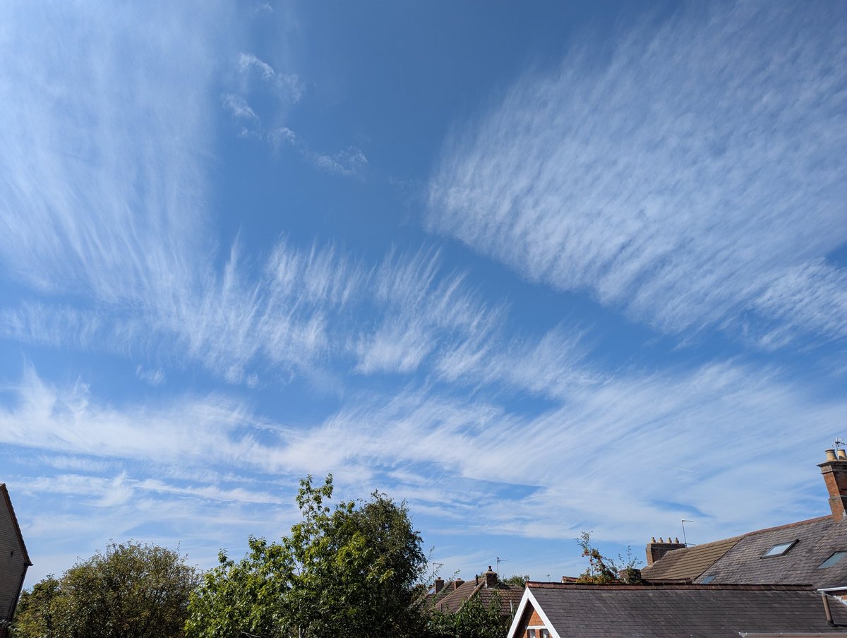Ioana ποΈ (@ioanalogafatu) on Twitter photo Fascinating sky above me at the moment. Fascinating sky above me at the moment.