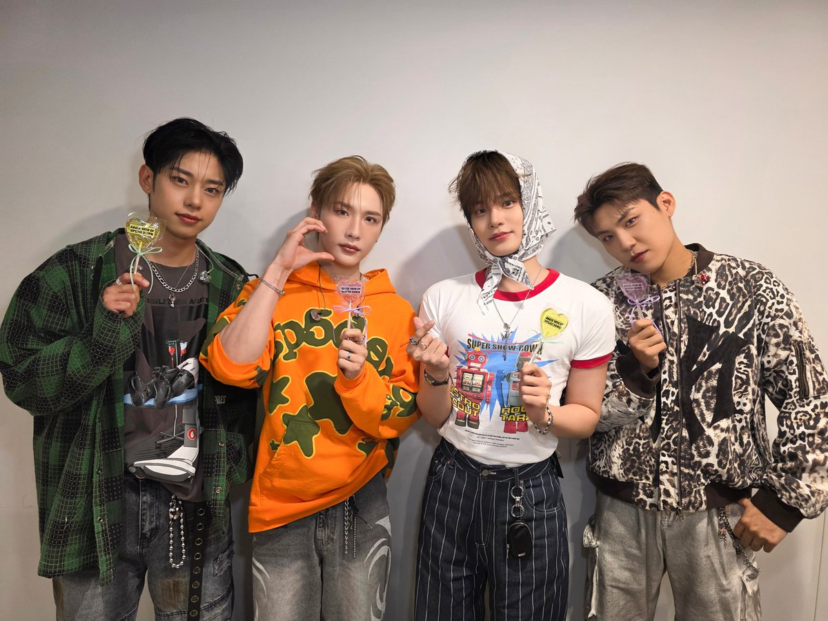 AB6IX's tweet image. [📷] 
250825 COMEBACK SHOWCASE LIVE

AB6IX의 청춘을 노래하는 이번 앨범 ❤️‍🔥
ABNEW 여러분의 많은 사랑 부탁드립니다 〰 
즐거운 추억 많이 만들어요 | ᐕ)੭*⁾⁾

#AB6IX #에이비식스
#UPSIDE_DOWN
#STUPID