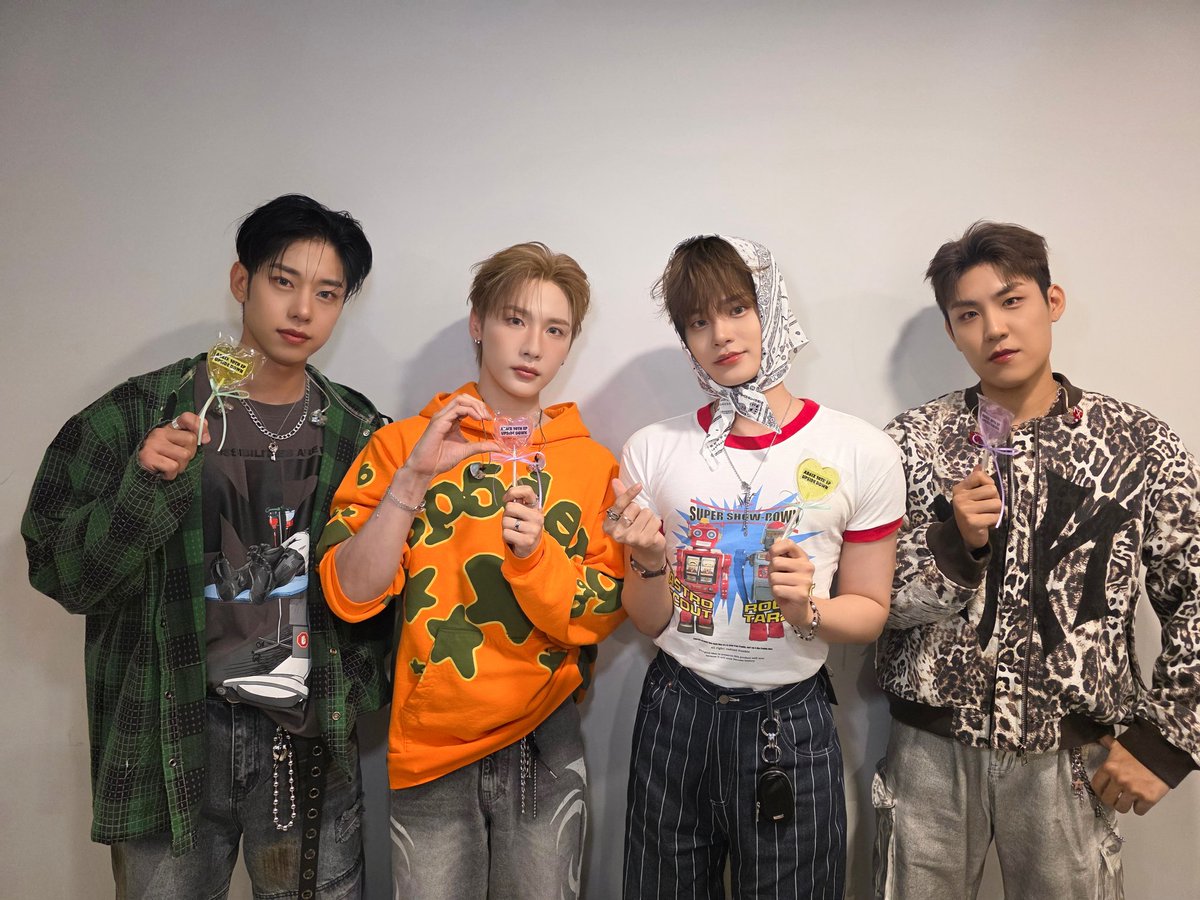 AB6IX's tweet image. [📷] 
250825 COMEBACK SHOWCASE LIVE

AB6IX의 청춘을 노래하는 이번 앨범 ❤️‍🔥
ABNEW 여러분의 많은 사랑 부탁드립니다 〰 
즐거운 추억 많이 만들어요 | ᐕ)੭*⁾⁾

#AB6IX #에이비식스
#UPSIDE_DOWN
#STUPID