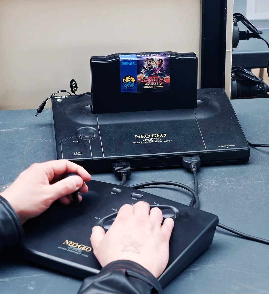 NEO-GEO アドバンスドエンターテインメントシステム File:Neo-Geo-CD-TopLoader-wController-FL.png - Wikimedia Commons