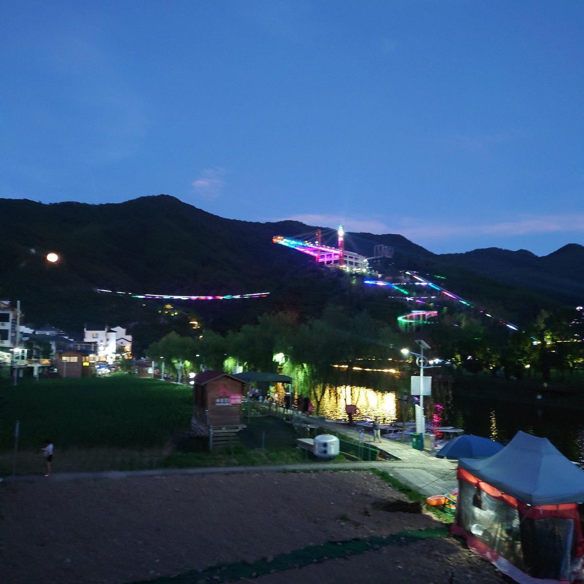 カイドク館です！

ちょっと中国まで出張に出ておりました。
浙江省の農村部で夕食を。

リゾート開発されていて、夜になるとライトアップも。

kaidokukan.com

#浙江
#開運アイテム
#水晶玉
#LEDライト
#インテリア
#家具
#モダン仏具
#クリスタル仏具
#おしゃれ
#かわいい
#カイドク館