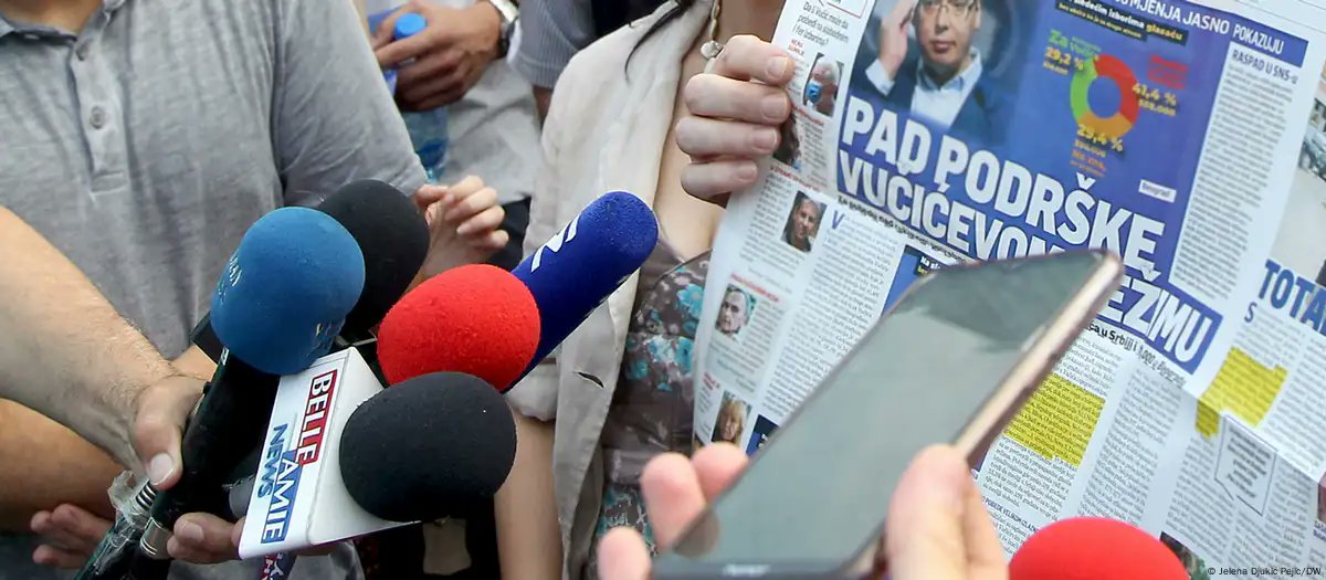 dw_balkan's tweet photo. Onde gde se „svi znaju“, na famoznom „lokalu“, novinarima je još teže. Pretnje, ucene, finansijsko davljenje dolaze glave i poslednjim poštenim lokalnim medijima u Srbiji, dok oni naklonjeni režimu zgrću novac. https://t.co/cdE59tLrQV https://t.co/mVEd7qdUsM