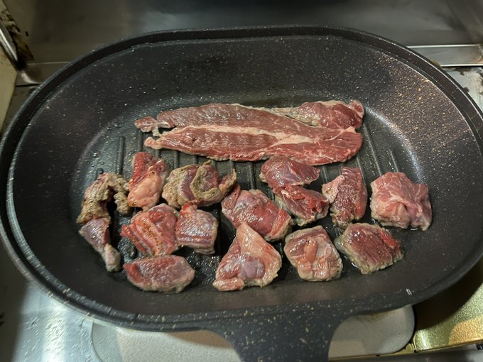 まずは肉を炒めます🍖
ついでに前菜の肉も炒めます🥩 