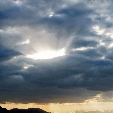 الشمس تحاول ان تلفت نضرنا رغم كثافة السحاب الي عليها...... سبحان الله 
يعلم الله ان بعض القلوب مثلها يحاول ان
يوصل الأمل اليك رغم ضروف الحياة القاسيه
الله يجملنا على محنا عليه. 
ولاالله يقوي عزومنا على فعل الخير
........🌹 اسعد الله مسائكم بالخير🌹.........