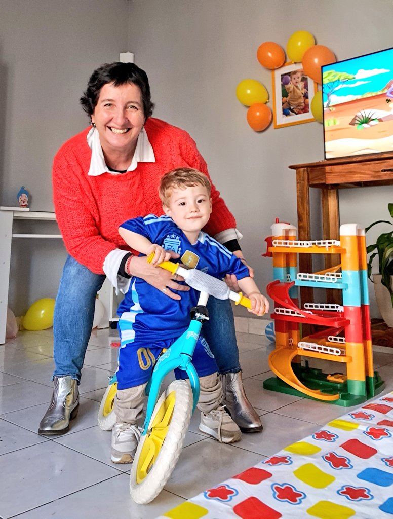 Hicimos un cumple a la canasta en familia en la casa de Tony y la alegría que tenia no se puede creer. No es necesario endeudarse en una fiesta para verlos sonreír aunque si hubiera podido se lo hacía en la cancha de Sarmiento con catering 😊