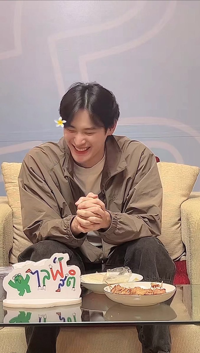 ณ เชียงราย

🐣เช้านี้เราไปดูแกะกันใช่มั้ยคับ😗
😼ช่ายย เห้ย!! ชุดอะไรเนี่ยหนู ไม่หนาวหรอ แขนก็ไม่มี รูก็เยอะแยะ
🐣ไม่สวยหรอ ชุดไหมพรมถัก แล้วใส่รองเท้าบูทยาวๆ สวยแซ่บเลยนะ แกะเหลียวหลังทั้งฟาร์ม
😼เดี๋ยวเถอะ เดี๋ยวจะโดนตี ใส่ชุดนี้ไป ไม่ใช่แค่แกะหรอกที่เหลียว
🐣อ่ะ ทำหน้าดุอีกและ