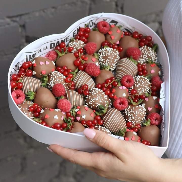 مِن آداب قلبك:
 ألّا تقسو عليه تأنيبًا، ولا تنهرهُ تعذيبًا، بل درّبه تهذيبًا وأدّبه تحبيبًا، ولا تجعله سهلًا لِمَن هبّ ودبّ، ولا تُسكِن فيه مَن لا يليقُ، ولا تجعل نبضَه هباءً، بل اسقهِ الحُبّ دُعاءً، وأقِمهُ بالدِّين تَقُم، فإن قامَ أقامَك🤍✨️❤️
#مساء_الــود_والـــورد 🌹🌹🌹