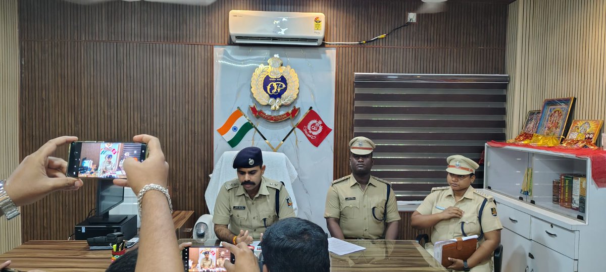 bargarhpolice's tweet photo. Jharbandh PS team has busted an active interstate bike theft gang.
✅ 31 stolen motorcycles recovered
✅ 8 accused arrested and sent to court

Kudos to the team for swift and effective action! 
#BargarhPolice #OdishaPolice #BikeTheft
@odisha_police 
@DGPOdisha 
@DIGPNRSAMBALPUR https://t.co/danypUyNEo