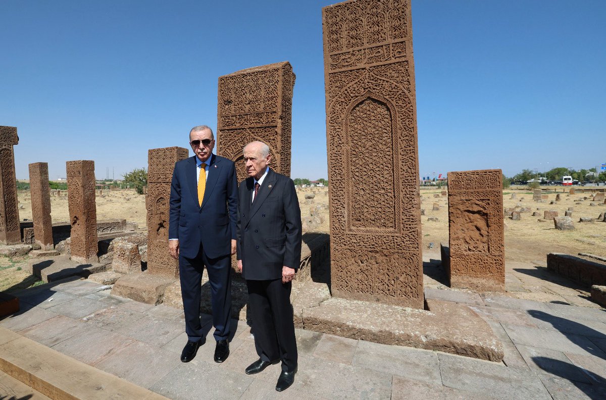 Cumhurbaşkanı Erdoğan, ve MHP Lideri Devlet Bahçeli Selçuklu Meydan Mezarlığı'nı ziyaret etti.