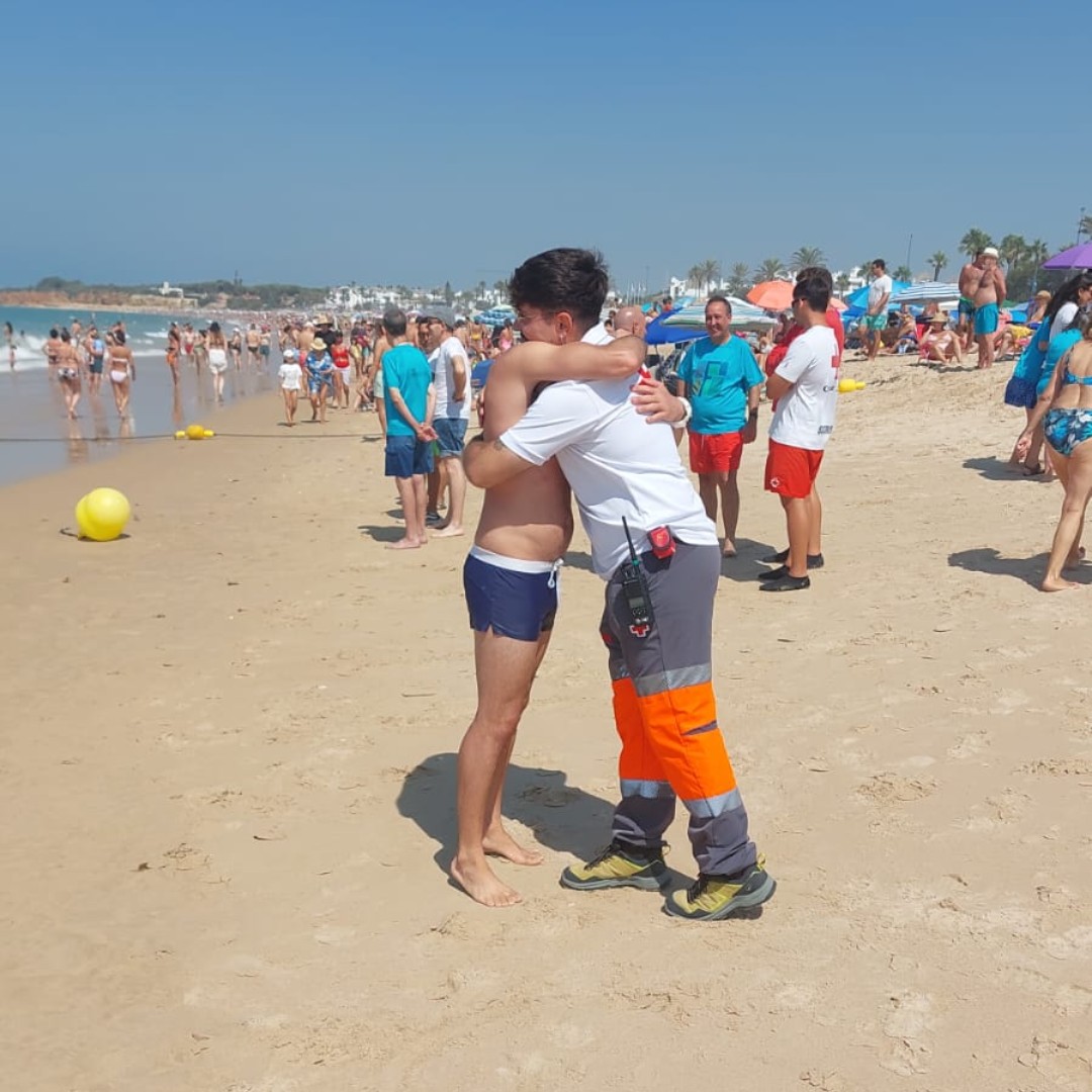 Hoy hemos vivido una de las jornadas más bonitas de la mano de la Asociación de Chiclana personas con Discapacidad Intelectual La Fundación. Su aprendizaje y entusiasmo nos recuerdan que la seguridad en la playa es un derecho y una responsabilidad compartida.