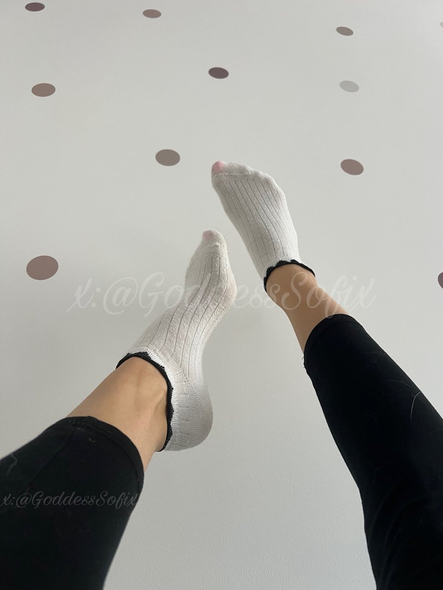 Moje stopy unoszą się beztrosko, a ty wiesz, że nawet w tej niewinnej pozycji mam nad tobą pełną władzę. Ty patrzysz w górę, marząc o czymś, co zawsze będzie poza twoim zasięgiem.📶👑

My feet float playfully, and yet you know that even in this innocent pose I have complete