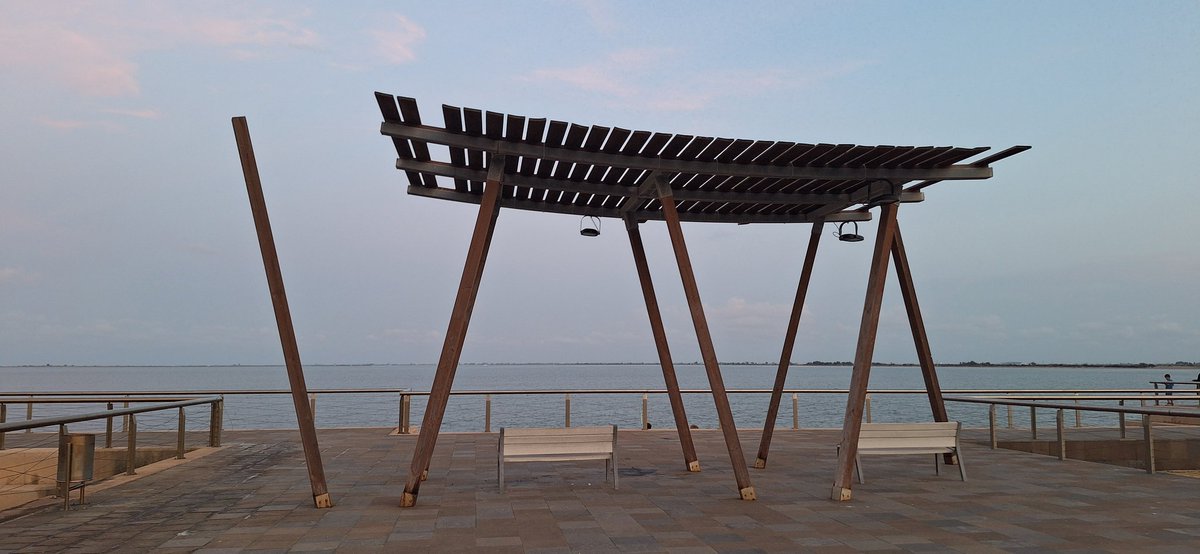 Ten, se te ha caído, es un beso, no te preocupes, sé donde va, me lo dicen tus ojos. Es un momento y seguro que mejor complemento no podrás llevar. Cuando se te acabe el efecto me lo dices, tengo toda una vida para ti.

#Microcuento