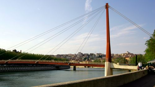 F3Rhone_Alpes's tweet photo. "Irresponsable et dangereux" : la vidéo d'un homme se jetant d'un pont dans la Saône irrite la préfète
👉https://t.co/9NSUr4mXkn https://t.co/RrWhmWKS6C