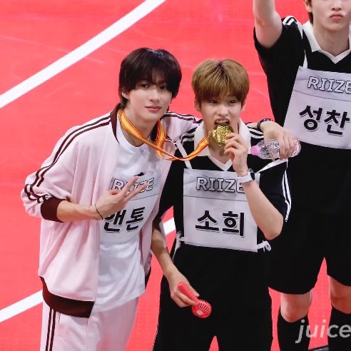 h_AT_03's tweet photo. 금메달 일케 멋지게 깨물엇어야되는데 
우리소희는 그냥 금메달초콜릿먹는 초등학생 됏고 https://t.co/HshJrORcaS