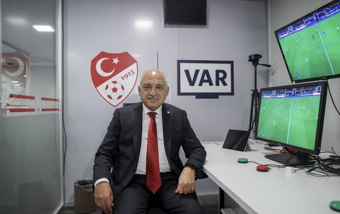 Yasa dışı bahis reklamı yapan firmanın yetkilisi ile TFF eski başkanı Mehmet Büyükekşi'nin firması iş yapıyor iddiasına hiç kimse "yok artık o kadar değil" demeden, "evet olabilir" diye düşünüyorsa; bu Mehmet Büyükekşi'nin Türk halkı üzerindeki imajının göstergesidir.