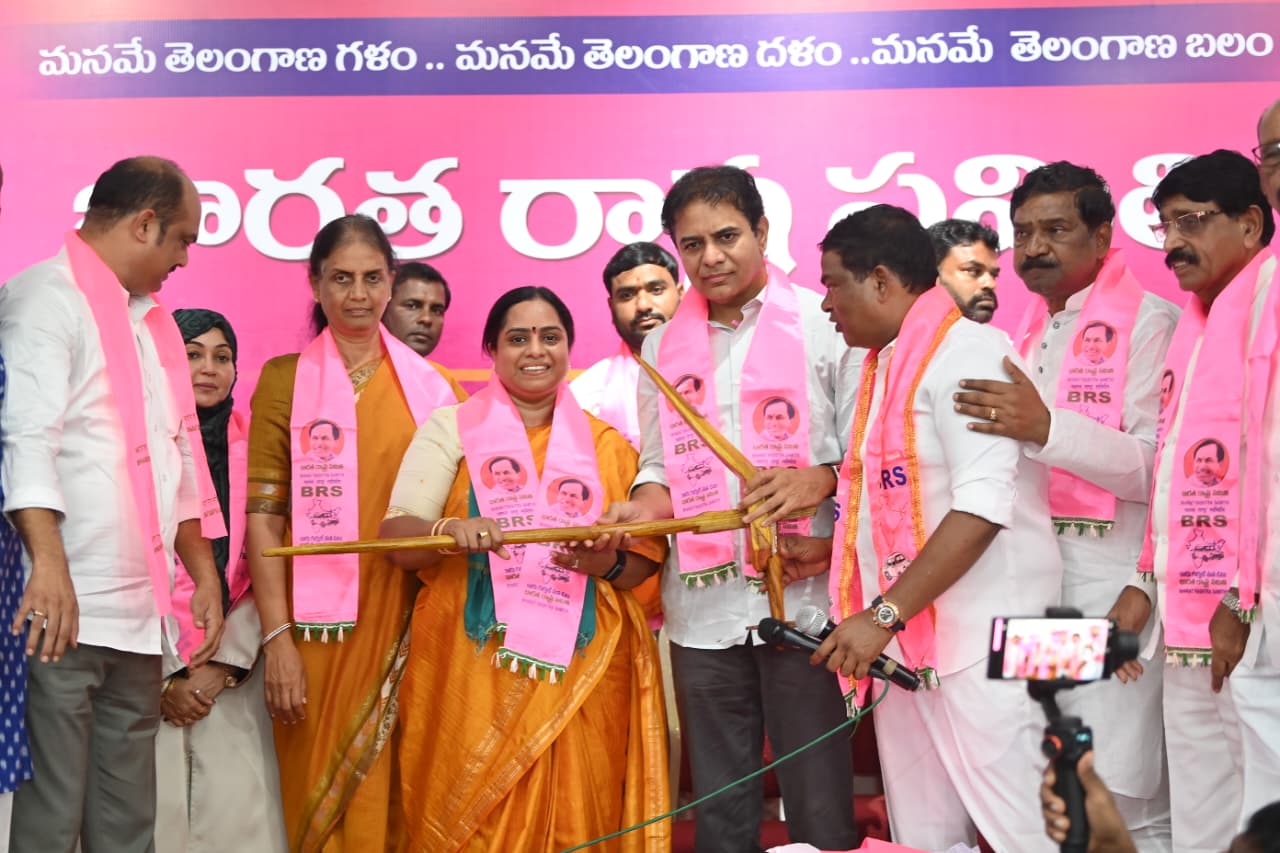 vijayabharathi joins BRS - armoor