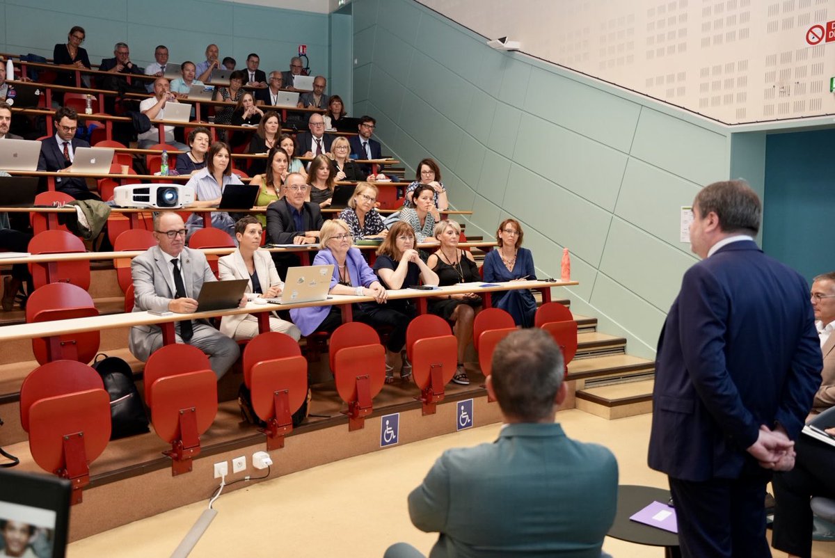 acnancymetz's tweet photo. Réunion du collège des inspecteurs autour du recteur @pf_mourier à l’approche de la #Rentrée2025
➡️Bilan de l’année scolaire écoulée, partage des tâches et lancement des priorités académiques et ministérielles pour cette nouvelle année sur la base de la circulaire de rentrée 2025 https://t.co/6wQ90qPXCT