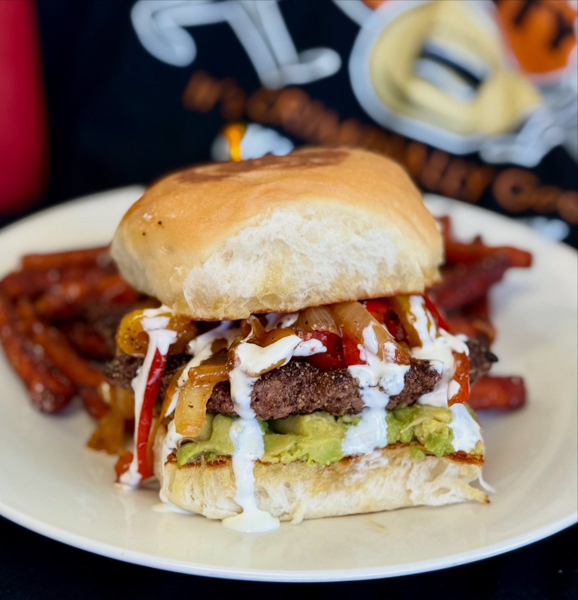 🚨Chef Special🚨

🔸Angus Beef Fajita Burger🔸
Juicy 💯 Angus Beef Patty 🐮 - Fajita Seasoned on our grill
Grilled Fresh Red &amp; Yellow Bell Pepper
Savory Grilled White Onions
Creamy Avocado Mash
House-made Sour Cream Aioli 
All on our FAMOUS buttery toasted bun 

#burgersofokc