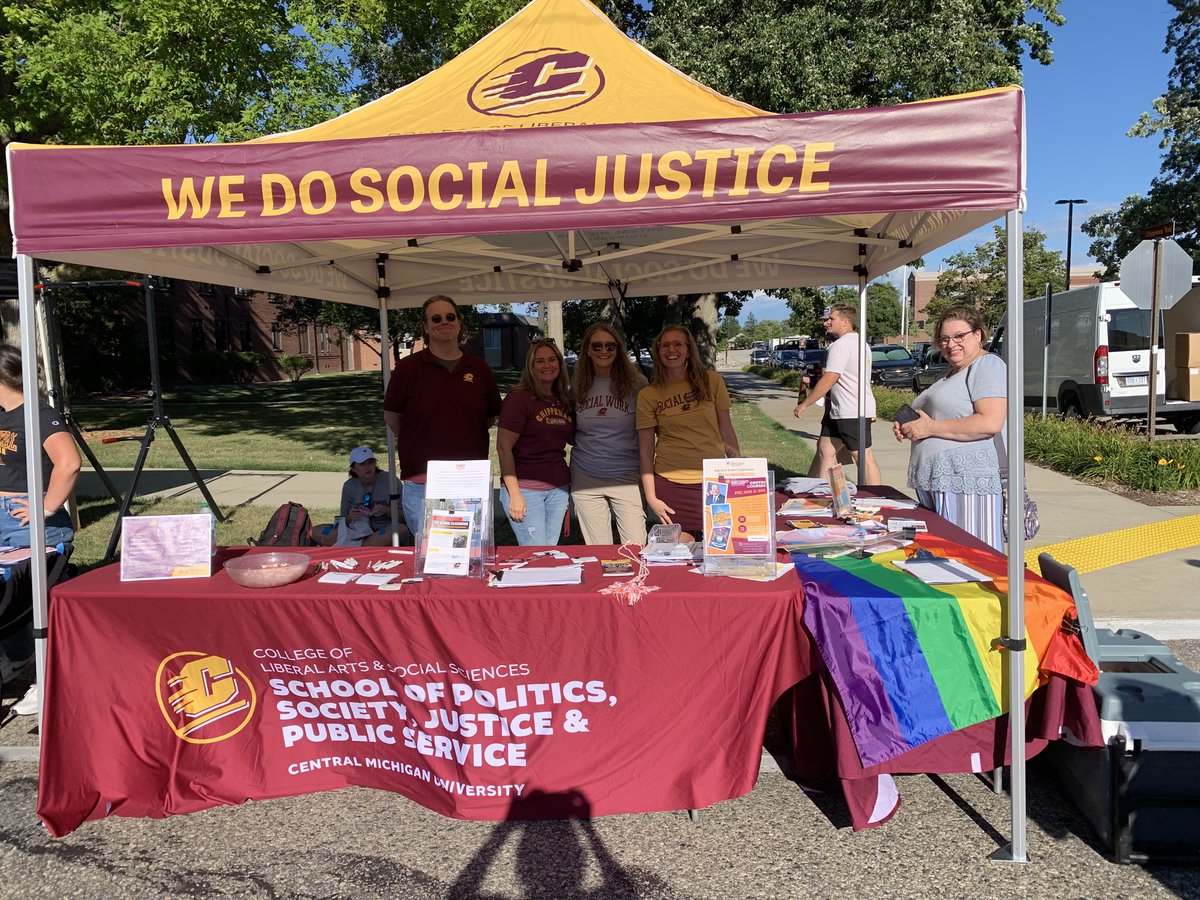 We had such a great time at Mainstage 2025 and the weather couldn’t have been better! 😎
Pictured here: Drs. Thomas Greitens, Emma Powell, Lissa Schwander and Val Austin.