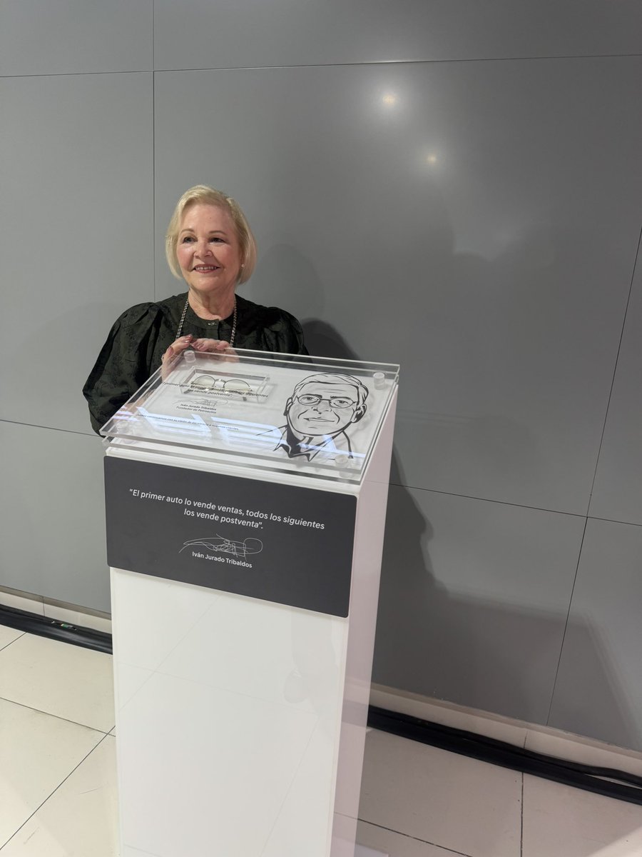 Honra tus ancestros 

Hace más de 20 años, mi abuelo, fundador de Petroautos, tenía su oficina en un espacio que hoy luce muy diferente.

Hace 4 años, para honrar su legado, se construyó un tótem con sus lentes y una de sus frases favoritas, justo en el lugar donde estuvo su