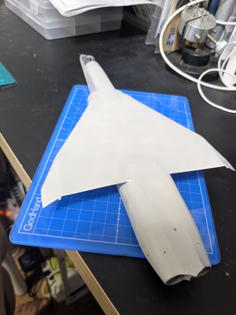 haruharuminato's tweet photo. AIRFIXの1/72 TSR2を製作中。
とにかくパーツが合いません。箱に戻して封印したい気持ちに抗いながら、どうにか士の字が見えてきました。もう少しアウトラインを整えたら、モールドの彫り直しです。実機にないパネルラインが運河彫りされていたりと、これまた難儀しそうで恐ろしいのですが… https://t.co/iKS5LItzBT