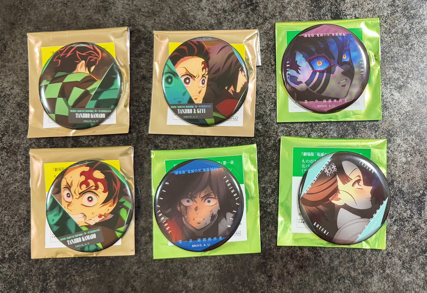 鬼滅の刃　映画　ピンバッチ　義勇炭治郎 劇場版 鬼滅の刃 無限城編 グリッター缶バッジ 冨岡義勇 竈門炭