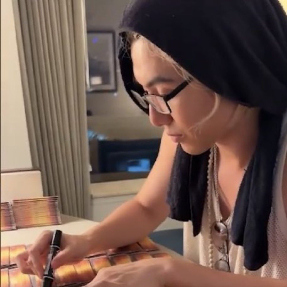 투다리 장사 마감하고 장부 정리하는 사장미있다