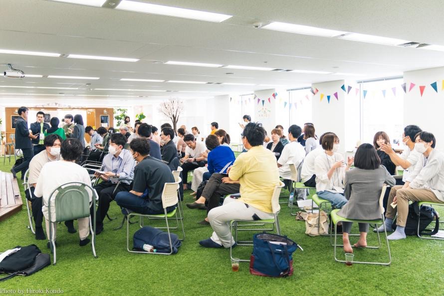 KAIGOLEADERS's tweet photo. 【今週末】KAIGO LEADERS
🎉\2025年アンサーイベント開催!/

「2025年、介護のリーダーは日本のリーダーになる。」
そう掲げ、たった一人の学生の想いから始まった KAIGO LEADERS。
あれから12年。
数多くの仲間と出会い、問いを立て、未来を信じて挑戦し続け、 数々のアクションが生まれてきました。
そして、迎えた「2025年」。
 掲げたビジョンに、私たちはどこまで近づけたのか？
 介護のリーダーたちは、今どんな未来を見ているのか？
この問いに、いま応えるとき。
これまでの軌跡とこれからの挑戦を分かち合い、
リーダーたちのリアルなアクションに触れ、
一人ひとりが「自分のリーダーシップ」を見つめなおす。

【こんな方におすすめ！参加してほしい！】
●過去にKAIGO LEADERSに関わったことがある／気になっていた方
●オンラインコミュニティ「SPACE」が気になっていた方
●介護に関心を持つ仲間とつながりたい方
●介護の未来について語り合いたい方
●現場でのモヤモヤした想いを放置したくない方
●介護現場の中や外で活躍する先輩の話を聞いてみたい方
【イベント概要】
●日程：2025年8月31日（日）
●時間：13:00〜16:40
　　　（開場：12:30　閉場17:30）
　　　1部｜13:00〜 アンサーイベント
　　　2部｜15:00〜 SPACEのリアルを体験
　　　　  ｜16:40〜17:30 交流時間 ※退場自由
●会場：株式会社リジョブ オフィス
（東京都豊島区東池袋三丁目1番1号 サンシャイン60・47階）
●参加費：無料（どなたでもご参加いただけます！）
●申込：Peatixよりお申込みをお願いします。お子さん連れのご応募も大歓迎！
※イベント参加者にはオンラインコミュニティSPACE1ヶ月無料体験のご案内があります。
ーーー☆イベント内容詳細☆ーーー
▶第1部｜アンサーイベント「介護のリーダーは日本のリーダーになれたのか？」
・秋本可愛（KAIGO LEADERS発起人）によるオープニング・トーク
・「KAIGO MY PROJECT」卒業生たちによる熱いピッチ
・ピッチ登壇者×秋本によるクロストーク
・参加者一人ひとりと未来に向き合うワークショップ
活躍する先輩たちの実践を通して、介護の現場・未来・可能性を見つめ直す時間。ただ聞くだけでなく、自分ごととして一緒に考えましょう。
▶第2部｜SPACEのリアルを体感しよう
2020年に誕生したオンラインコミュニティSPACE。地域や職種をこえて、介護に関心を持つ仲間たちが集い、学び合ってきました。
第2部では、そのSPACEのリアルを体験いただけます。
【各コンテンツ 】
●15:10～16:00「おとぎ塾～互いに研ぎ合う多職種による事例検討会～」
かいスぺには介護職、医療職、介護関連職など様々なメンバーがいます。困難さを抱えた1つの事例に対し、メンバーが思い思いに感想や意見を述べる企画が昨年オンラインで20回開催されました。その企画を振り返りつつ、雰囲気を対面で再現します！

●15:10～16:00　「介護技術で遊ぶ会」
「介護技術」といっても、誰でも参加できる「遊ぶ会」。手のひらでからだに触れながら、ワイワイ対話しながら、からだの感じ方・動き方に気づき合ってみましょう。

●常設展示
・メンバー所属の企業協力
　「ころやわ～ころんだ時だけやわらかくなる床＆マット」：株式会社Magic Shields
　「Helppad～願いから生まれた排泄センサー～」：株式会社aba

・SPACE内企画「自由研究」の発表スライド展示（※）
これまで約20のテーマ、150人が参加した自由研究。その発表会で使用されたスライドを展示します。こちらの展示を見るだけでも、介護・福祉を幅広く学ぶことができます。
・メンバーの取り組み紹介（※）

●カフェコーナー
・まなみママのケアスナ
介護とキャリアを語り合う昼スナック「ケアスナ」を今回特別に、本会場に！
にぎやかだけど、そこかしこに介護への想いがある❤
ぜひたくさんの方と話して楽しんでください♪
おしゃべり好きなSPACEメンバーが、お待ちしております☺

お友達を誘って、ぜひお気軽にご参加ください♪
https://t.co/pvI74FpmUO