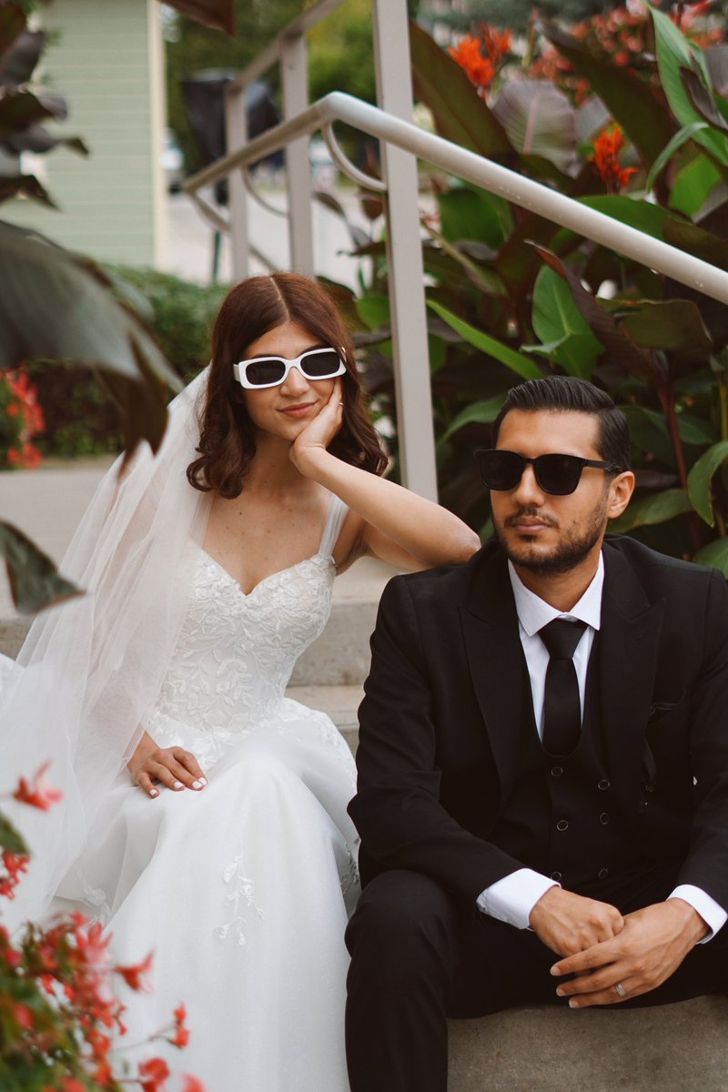 omid_i_'s tweet image. به مناسبت سالگرد ازدواجمون رفتیم سر کمد، لباسای عروسی رو کشیدیم بیرون و خوشبختانه هنوز اندازه بود، بعد از یک سال دوباره پوشیدیمشون و نتیجه شد این.
 
عکسا هنر دست شیوا جونه
📸 @LordShiva66