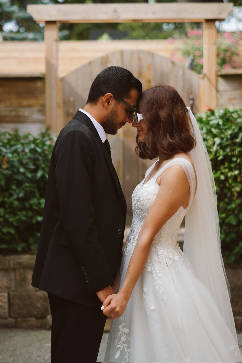 omid_i_'s tweet image. به مناسبت سالگرد ازدواجمون رفتیم سر کمد، لباسای عروسی رو کشیدیم بیرون و خوشبختانه هنوز اندازه بود، بعد از یک سال دوباره پوشیدیمشون و نتیجه شد این.
 
عکسا هنر دست شیوا جونه
📸 @LordShiva66