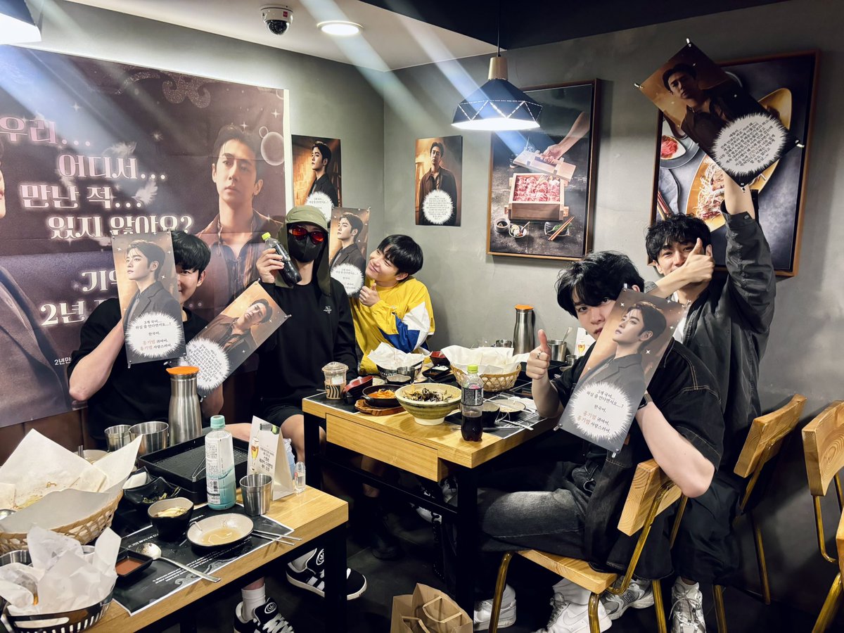 blkhkb's tweet photo. 250825 그레이하우스 서포트

2년만에 같은 극에서 만난
#선한국, #홍기범 배우님을 응원하기 위해
식당 서포트 진행했습니다.
  ㄴ 🔒그냥 팬들끼리 친해서 했어요😏

앞으로의 남은 연습과 첫공을 앞둔 그레이하우스를 응원합니다🤗 https://t.co/r0pNOlS4WG
