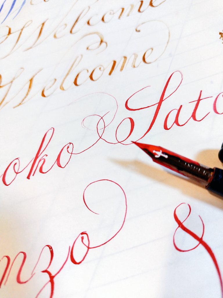 久しぶり✒️ペンを取るので、まずは練習から取りりかかるも…ダメダメで🥲
Welcomeは華やかなゴールドに決めた✨
脳内でデザインはなんとなく決まり
#カリグラフィ
お式まであと少し…😓
でも絶対に良いものができると信じてる✨(それ一番大事)