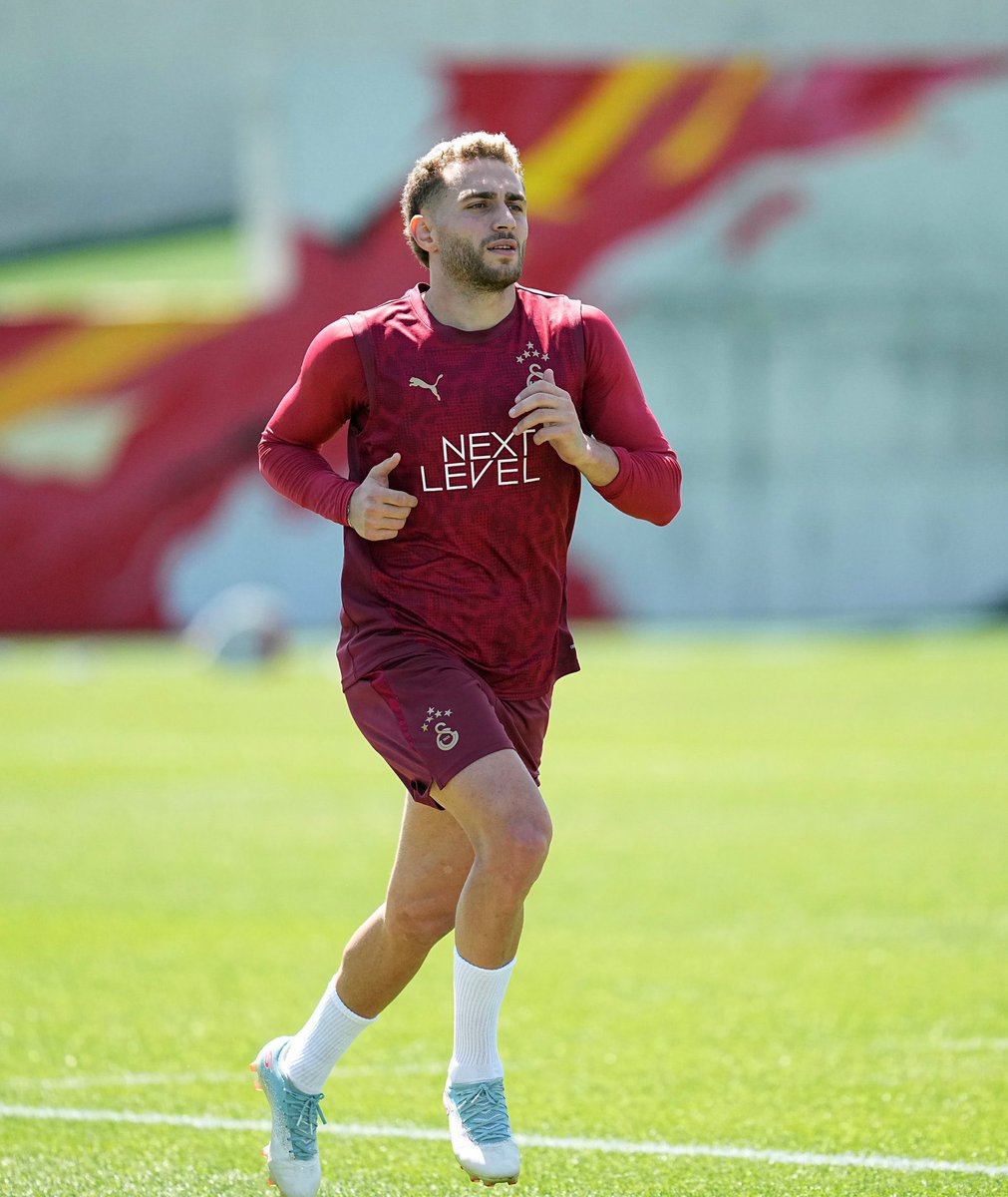 Düşünmekten traş olmamış diye yorumladım . Arap şeyhlerinin traşını bi yapın da akıllansın 🙏🏻