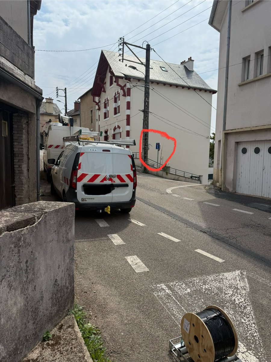 Entouré en rouge un boîtier fibre tout neuf, photo prise de devant la porte de la maison à raccorder, ce qu’on dit au technicien ? Va te brancher à 500m dans 3 rue en dessous… en 2025 le raccordement de la fibre est toujours aussi aberrant !
