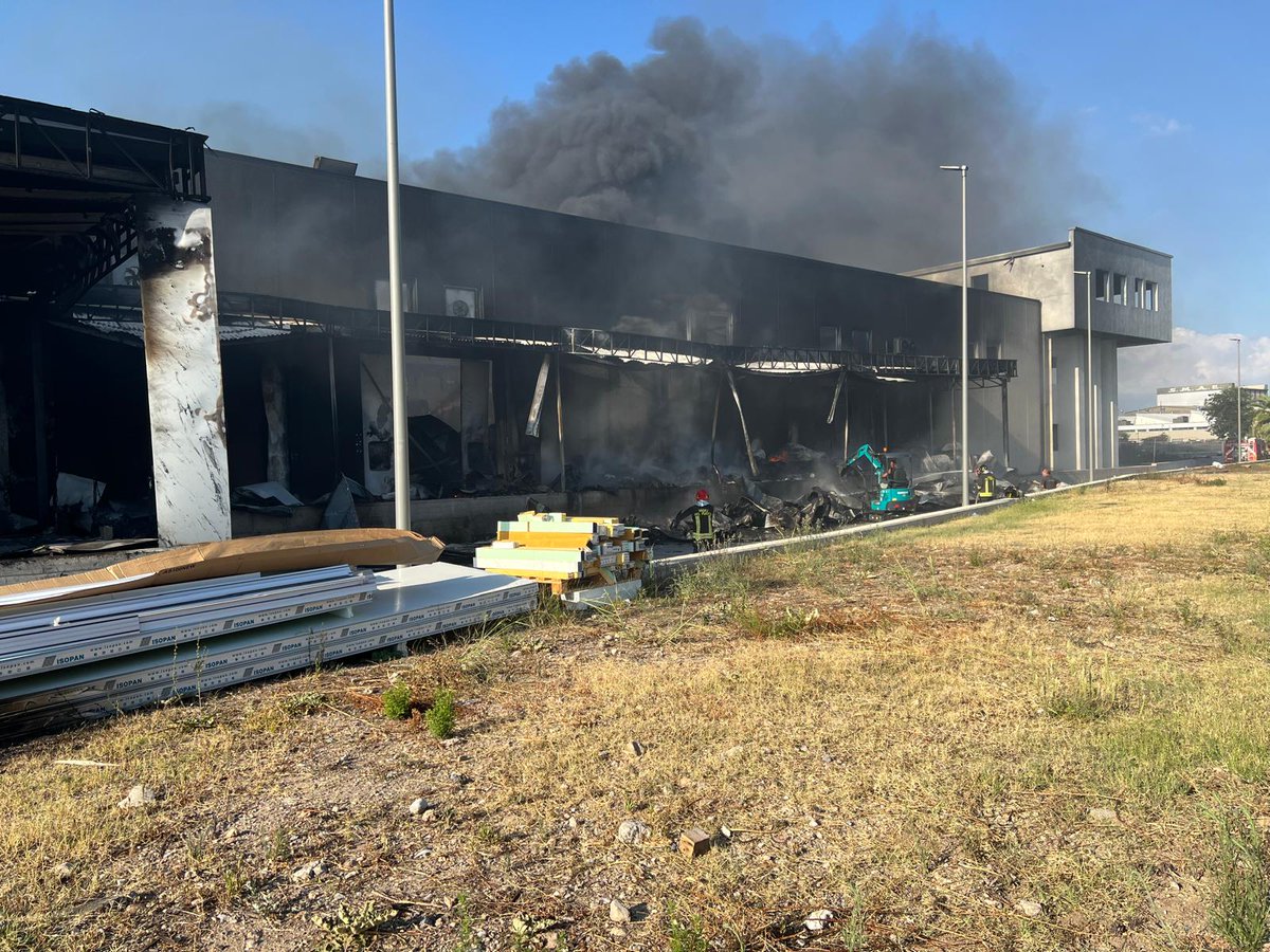 🔴 In seguito all'#incendio divampato il  #24agosto nella zona industriale  di #battipaglia (SA) l'Arpa #Campania ha attivato ieri pomeriggio il monitoraggio delle diossine aerodisperse. 
Leggi il comunicato⬇️
arpacampania.it/-/ncendio-zona…