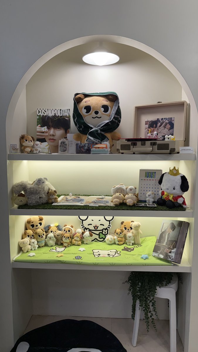 #DDD_FESTIVAL 
#오늘은_도운이의_축제

너무 예쁜 액자들이 많았던 카페..🥹
정말 사진이 하나하나 다 정말 너무 예뻐서 다 사오고 싶었어요👉👈 특히 3번째 사진 맨 마지막이 저의 원픽이엇구요 덕분에 눈호강을 할 수 있어서 너무 행복했습니다..
그리고 중간에 있던 큰 도운이 액자와 돈이 생일