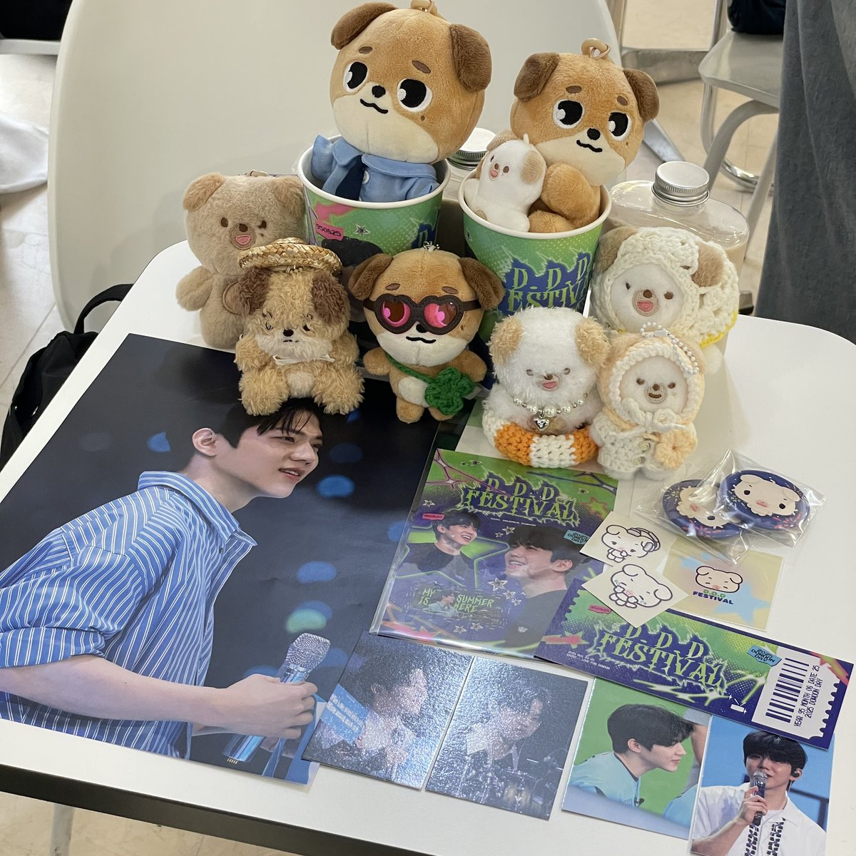 #오늘은_도운이의_축제
#DDD_FESTIVAL
너무 이쁜 사진들과 기여운 전시공간에 행복했어요 고민하다 못사고 온 검정티셔츠가 아른거립니다,,