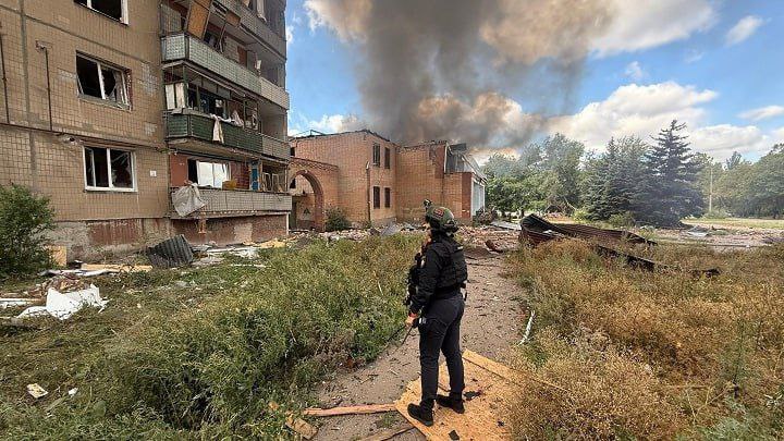 Ukraine 🇺🇦: some images of today's destruction in the town of Kostyantynivka in northern Donetsk following a number of Russian airstrikes.

It looks like Kostyantynivka is the next town in the Donbas to be turned into rubble by the Russian invasion.