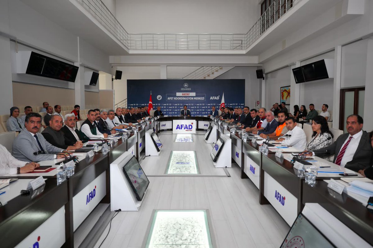 📌 Valimiz Mustafa MASATLI Başkanlığında; Vali Yardımcılarımız ve İl Müdürlerimizin katılımıyla İl Geneli Değerlendirme Toplantısı gerçekleştirildi. 
 Kamu kurumları bazında yürütülen ihya, inşa ve imar çalışmaları ile yürütülen projelerin değerlendirildiği toplantıda kamu iş ve