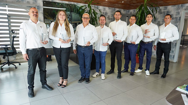 Zapata Camiones Guadalajara recibe certificación de Daimler Truck... transporteinformativo.com.mx/zapata-camione…
<a href="/zapatacamiones/">Zapata Camiones</a> <a href="/FreightlinerMex/">Freightliner México</a> <a href="/WILD_Fi/">WILD FI</a> #certificacion #distribuidora #TransporteInfo